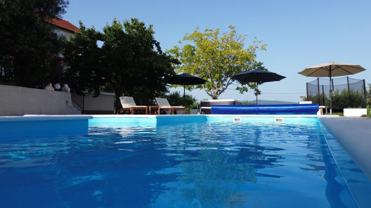 Вілла Casa Di Oliva-House With Heated Pool & Jacuzzi In Trilj, Croatia Екстер'єр фото